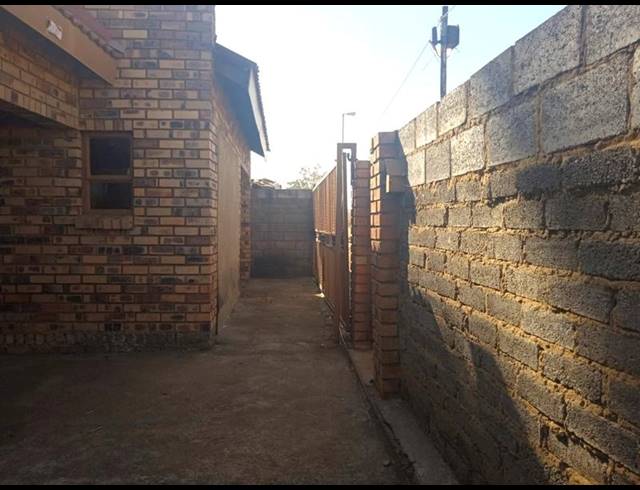 4 BEDROOM HOUSE FOR SALE IN SLOVOVILLE
